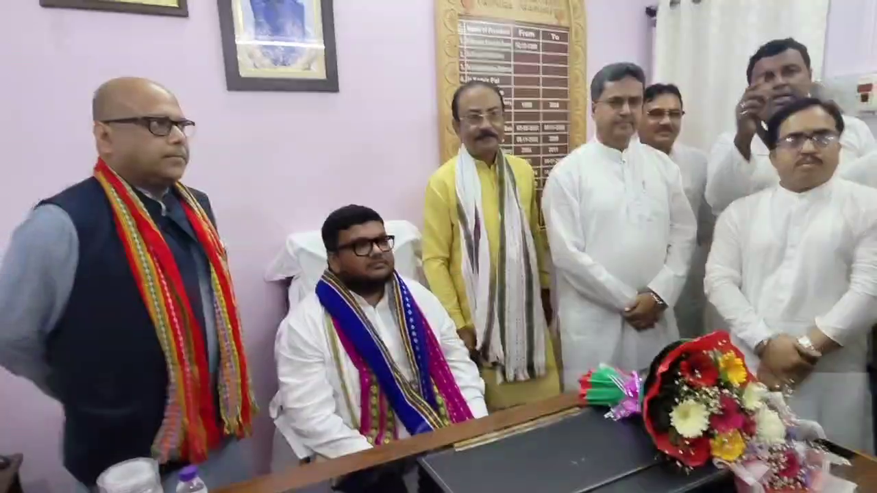   প্রাক্তনের কাছ থেকে দায়িত্বভার বুঝে নিলেন নবনিযুক্ত রাজ্য বিজেপি সভাপতি 