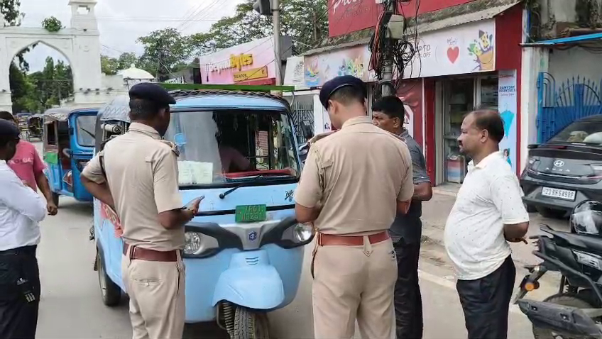 শহরের বাইরে অটোর বিরুদ্ধে ট্রাফিকের অভিযান