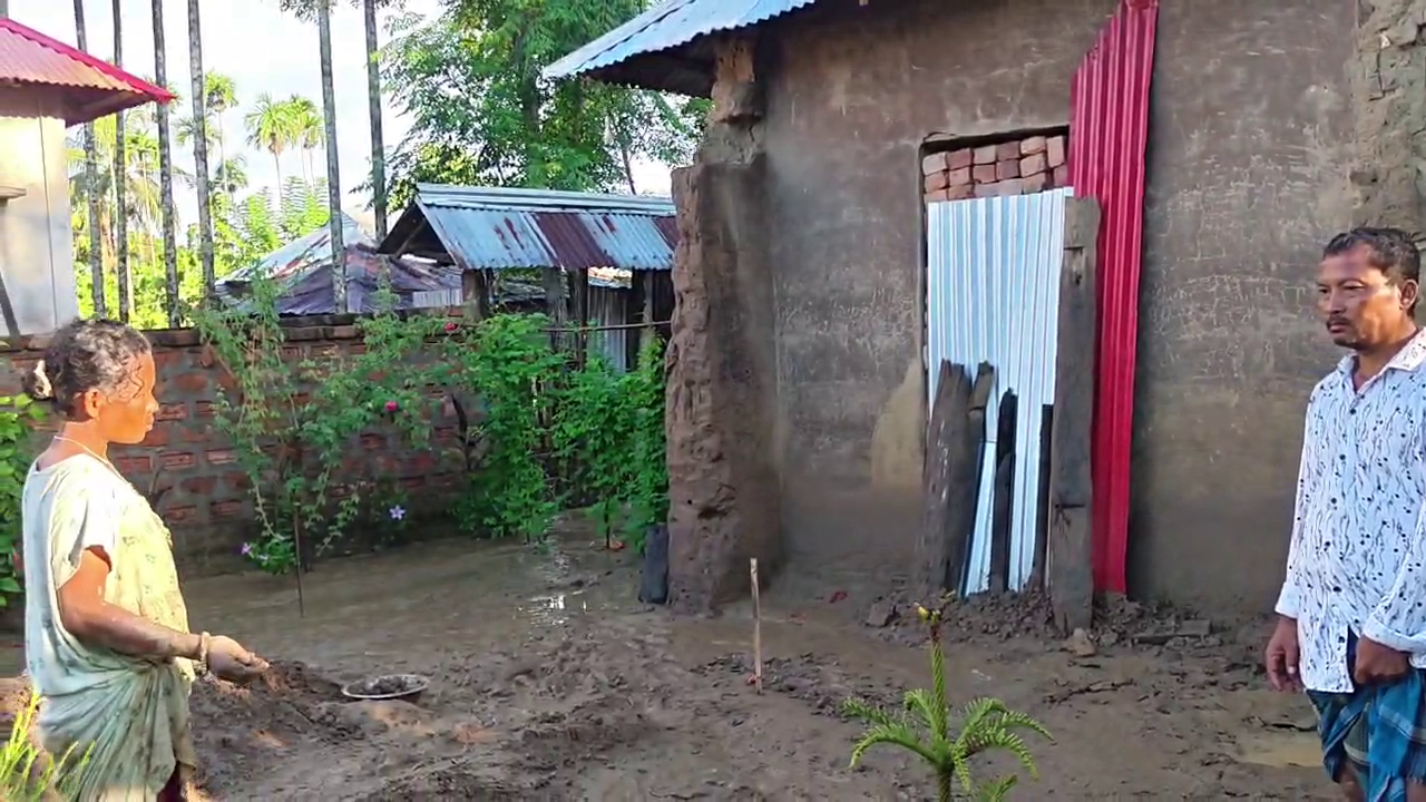 অতি বৃষ্টিতে সৃষ্ট বন্যার কারণে রাতে আশ্রয় নিতে হলো বিদ্যালয়ে অমৃত দেববর্মার,ঘটনা মান্দাইয়ে