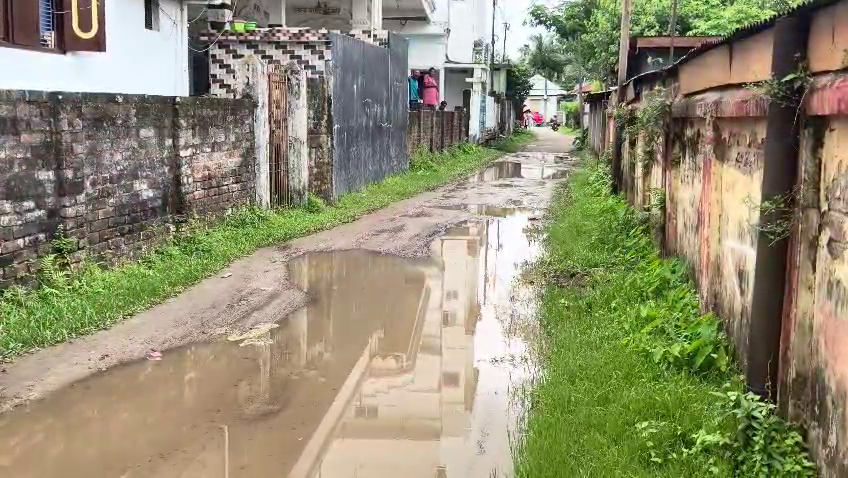অল্পবিস্তর বৃষ্টি হলেই তেলিয়ামুড়া পুর এলাকার দশ নম্বর ওয়ার্ড জলমগ্ন হয়ে যায় 