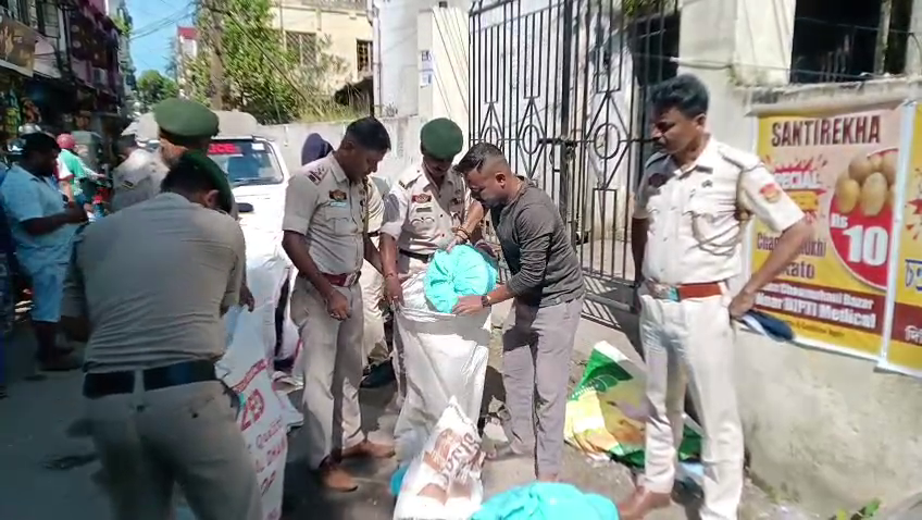   নৈশ অভিযানে পশ্চিম থানার বিরাট সাফল্য,  গাড়ি থেকে ৯৬ লক্ষ টাকা মূল্যের গাঁজা উদ্ধার 