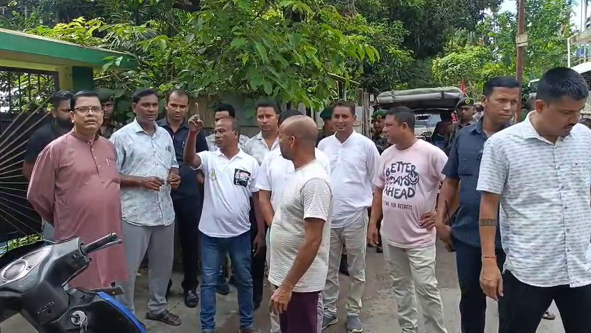 শ্রীরামপুর-গোলকপুর সড়ক পরিদর্শনে মন্ত্রী টিংকু রায় 