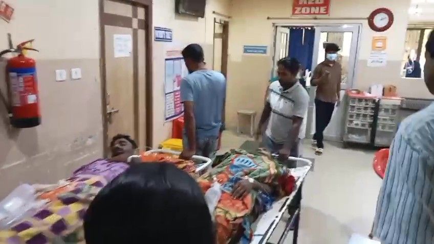 ঝড়ে প্রকান্ড গাছ ভেঙ্গে পড়ল ঘড়ে,উদয়পুরের জামজুড়িতে গুরুতর আহত মা ও ছেলে