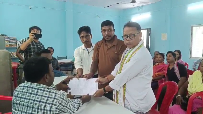 দীর্ঘ দিনের থমকে থাকা বিভিন্ন উন্নয়নমূলক কাজের দাবিতে সোচ্চার হলেন স্থানীয় বাসিন্দারা