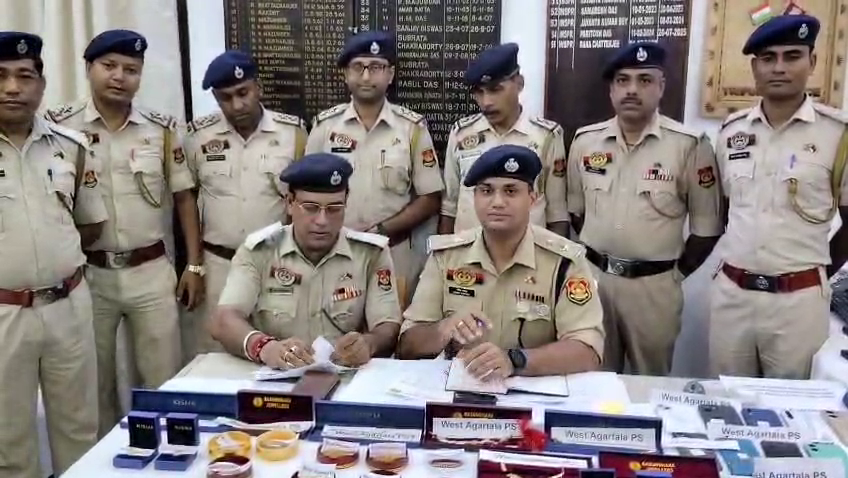 পশ্চিম থানার বড় সাফল্য, উদ্ধার ২৫টি হারানো মোবাইল ও চুরি যাওয়া স্বর্ণালংকার