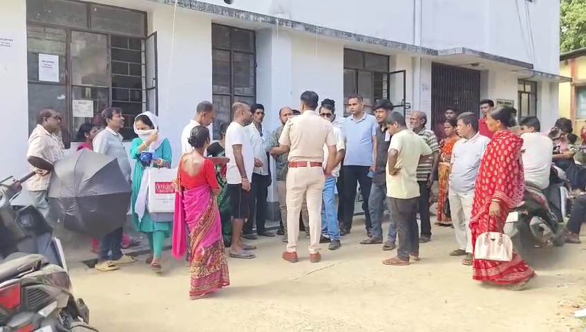 প্রিপেড মিটার রিচার্জের সমস্যা নিয়ে বিদ্যুৎ নিগমের কুমারঘাট অফিসে বিক্ষোভ গ্রাহকদের