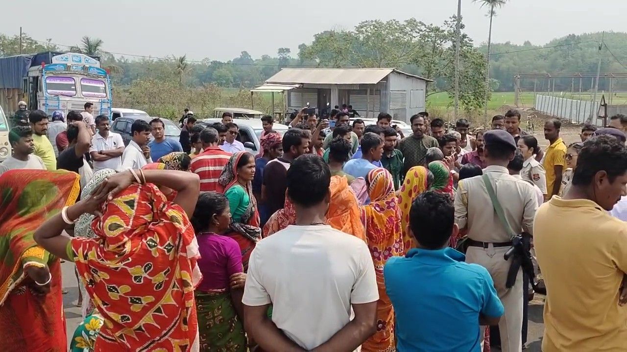 কাঁটাতারের বেড়ার ওপারে কৃষিজমিতে যেতে বাধা বি এস এফ-- র।স্থানীয় মানুষ চেরমা হাইওয়েতে সড়ক অবরোধে বসেছেন