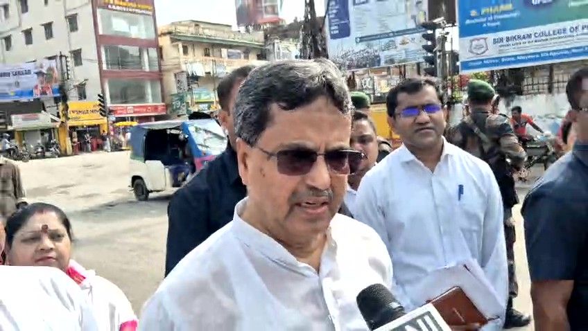 শহরের বেহাল অবস্থা নিয়ে বিরক্ত মুখ্যমন্ত্রী, দ্রুত কাজ সারাইয়ের নির্দেশ
