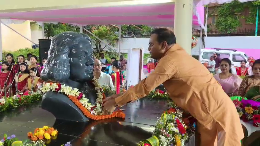 নজরুল কলাক্ষেত্রের সামনে কবির আবক্ষ মূর্তিতে পুষ্পার্ঘ অর্পণ করে শ্রদ্ধা নিবেদন করেন মন্ত্রী কিশোর বর্মন