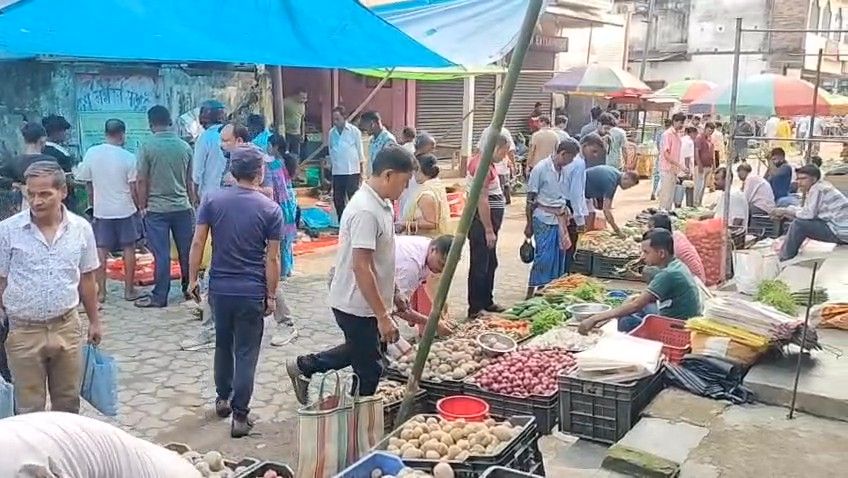 নববর্ষে রসনাতৃপ্তির খোঁজে কৈলাসহর বাজারে ভিড়।