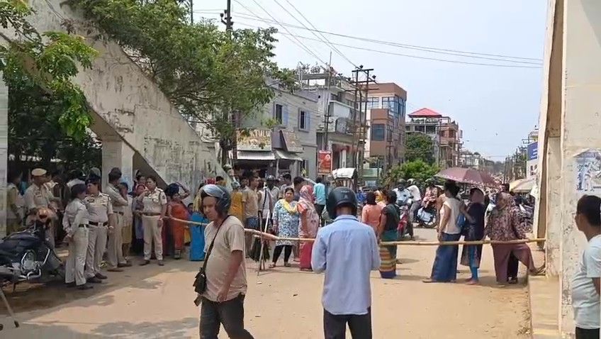 অভয় নগর সড়কে বস্তিবাসীদের পথ অবরোধ ঘিরে উত্তেজনা