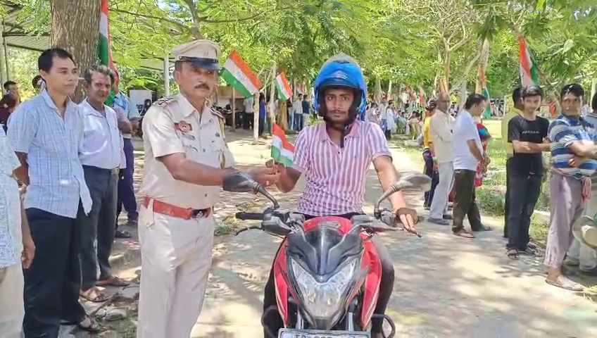 জাতীয় পতাকাহাতেনিয়ে বাইক চালকদের সচেতন করলো শান্তির বাজার আরক্ষা প্রসাশন 