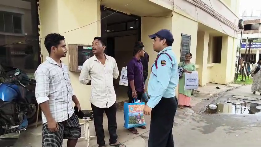 সিকিউরিটি গার্ড ব্যস্ত মোবাইল নিয়ে,জিবি থেকে নিখোঁজ এক চিকিৎসাধীন রোগী