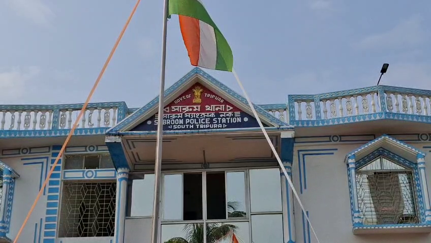 ছেলেকে রেখে উধাও গৃহবধূ! অন্য যুবকের হাত ধরেই কি পলায়ন? সাবরুম থানায় মামলা স্বামীর,