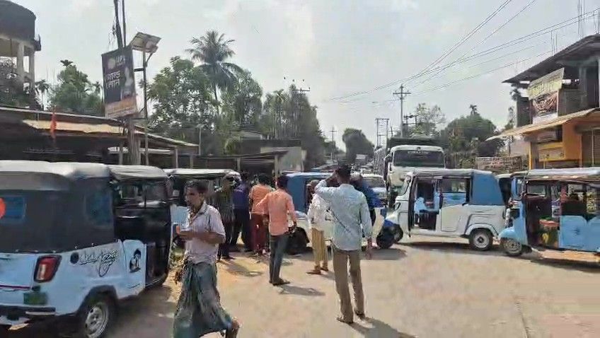 ওভারলোড পাথর বাহী ডাম্পারের দৌরাত্মে ব্যাহত জনজীবন।