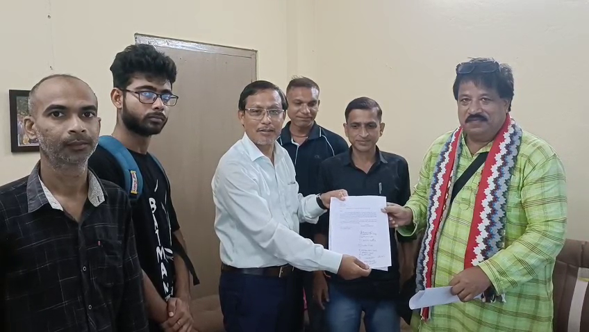 বৃষ্টিতে চলাচলের দুর্ভোগ,মহকুমা শাসকের কাছে ডেপুটেশন 