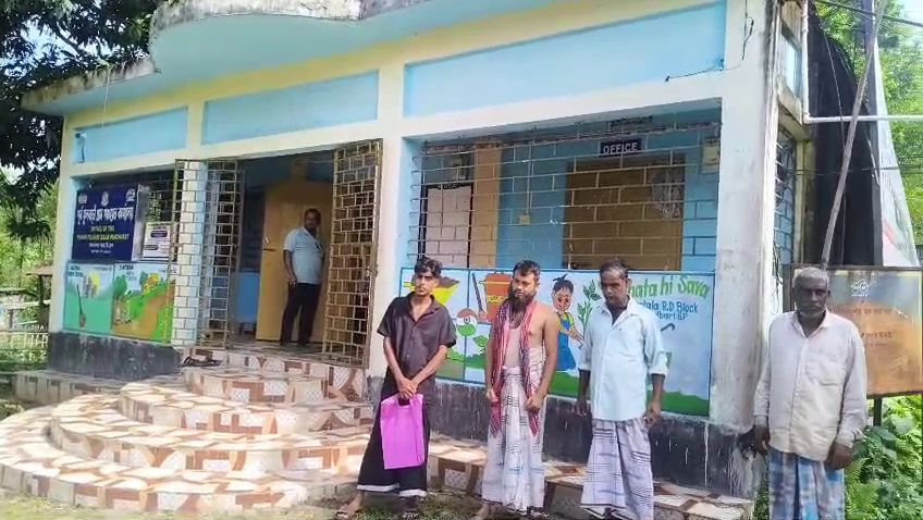 পঞ্চায়েত সচিবদের গাফিলতির কারণে দুর্ভোগের শিকার গ্রামবাসীরা    