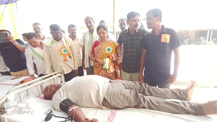 দুর্গোৎসবকে কেন্দ্র করে বসে আঁকো প্রতিযোগিতা ও স্বেচ্ছায় রক্তদান শিবির