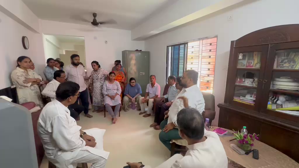 রামনগর গ্যাস বিস্ফোরণে নিহত শুভ্রজিৎ চৌধুরীর পরিবারকে সমবেদনা জানালেন কংগ্রেস নেতৃত্ব