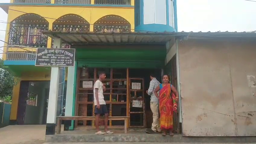 ন্যায্য মূল্যের দোকানে চাল পরিমাপে কারচুপির অভিযোগ, তদন্তের আশ্বাস খাদ্য দপ্তরের