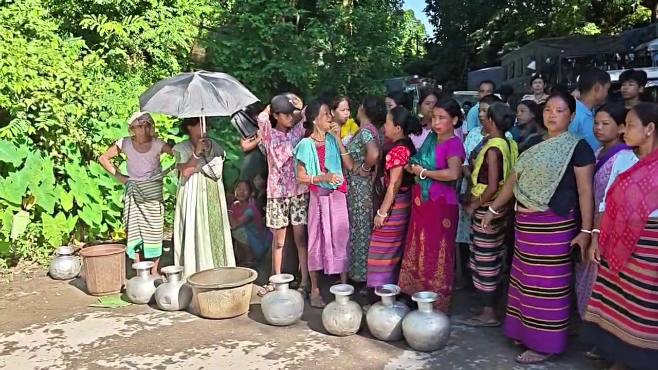 সাত দিন ধরে পানীয় জল নেই, ক্ষোভে জাতীয় সড়ক অবরোধ! ৩৬ মাইলে আটকে মন্ত্রী, তীব্র যানজটে নাকাল যাত্রীরা