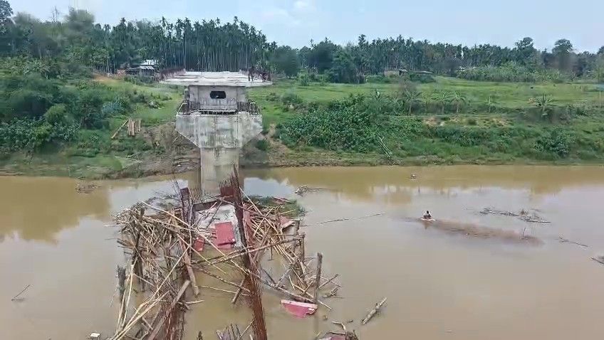 ডবল ইঞ্জিনের স্বচ্ছ উন্নয়নে ঊনকোটি জেলার কুমারঘাটের সোনাইমুড়িতে মাঝ নদীতে ভেঙে পড়ল নির্মীয়মান সেতুর বিরাট অংশ।