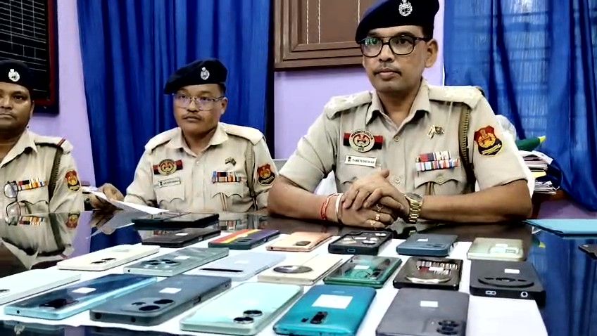 সিইআইআর সফটওয়্যারের মাধ্যমে হারিয়ে যাওয়া মোবাইল উদ্ধার করে প্রকৃত মালিকদের হাতে তুলে দিল আমতলী থানা।