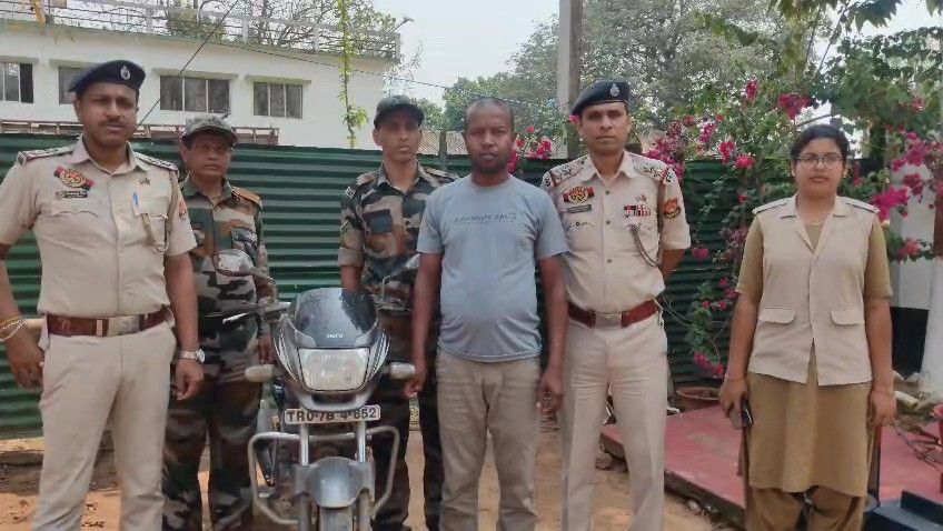 গাঁজা এবং বাইক সহ গ্রেপ্তার এক যুবক। তার নাম কেশব দেবনাথ। 