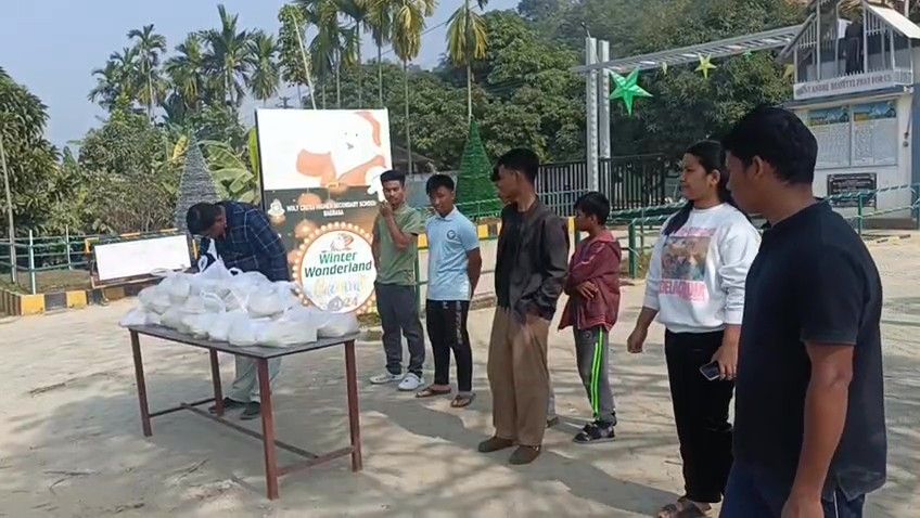 বড়দিন উপলক্ষে মানবিক উদ্যোগ নিল বাগবাসা হোলি ক্রস বিদ্যালয়। 