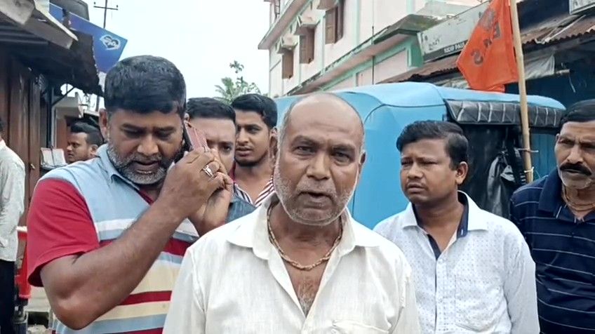 বেহাল রাস্তাঘাট সংস্কারের দাবিতে কদমতলায় পথ অবরোধ, চরম ভোগান্তিতে সাধারণ মানুষ