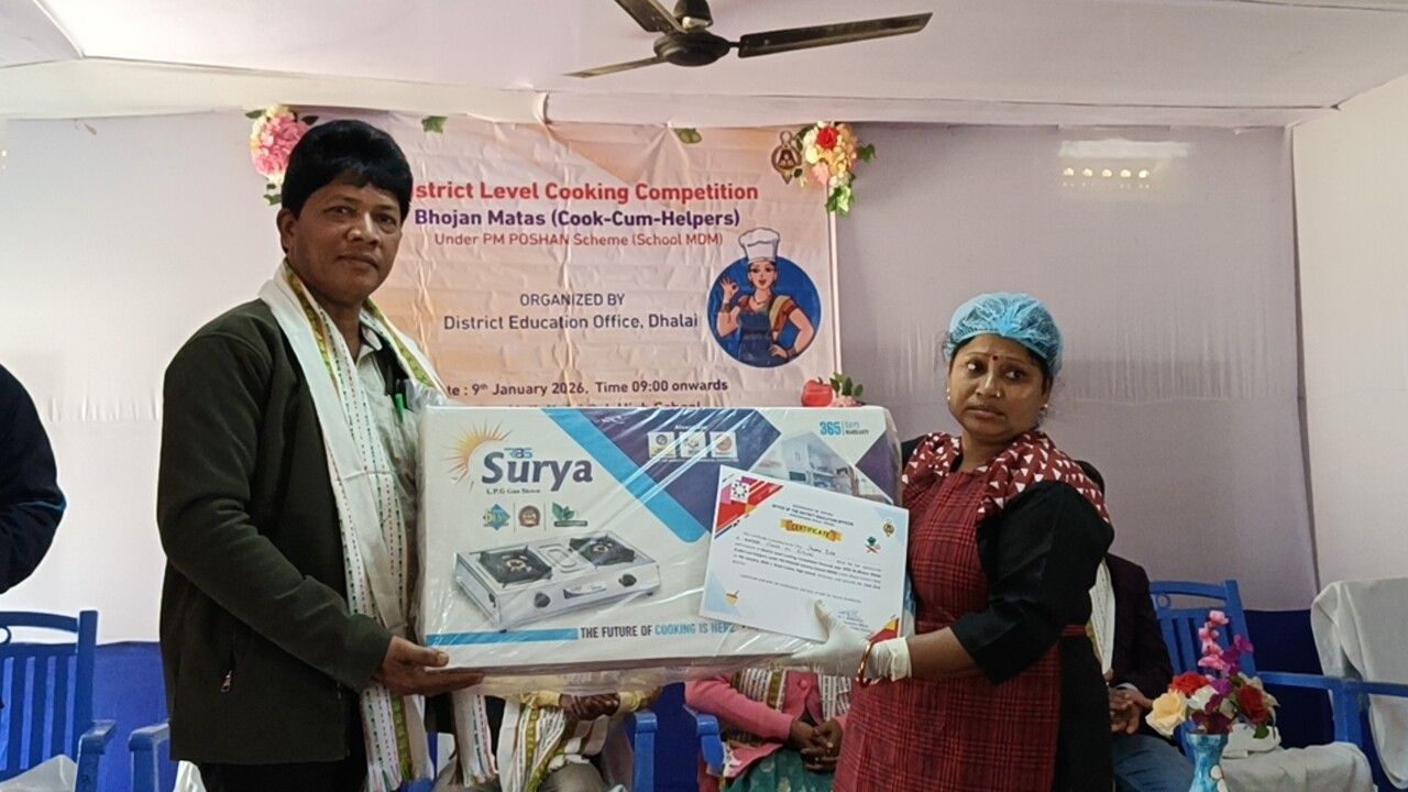 ধলাই জেলা শিক্ষা আধিকারিকের উদ্যোগে বিদ্যালয়ের  ভোজন মাতাদের