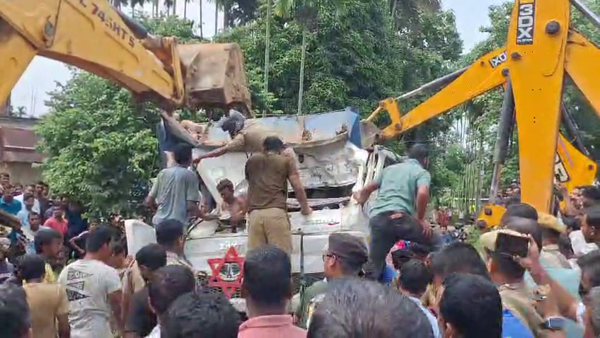 দেড় ঘন্টার প্রচেষ্টায় আটকে থাকা চালককে উদ্ধার করতে সক্ষম হল অগ্নিনির্বাপক দপ্তরের কর্মীরা