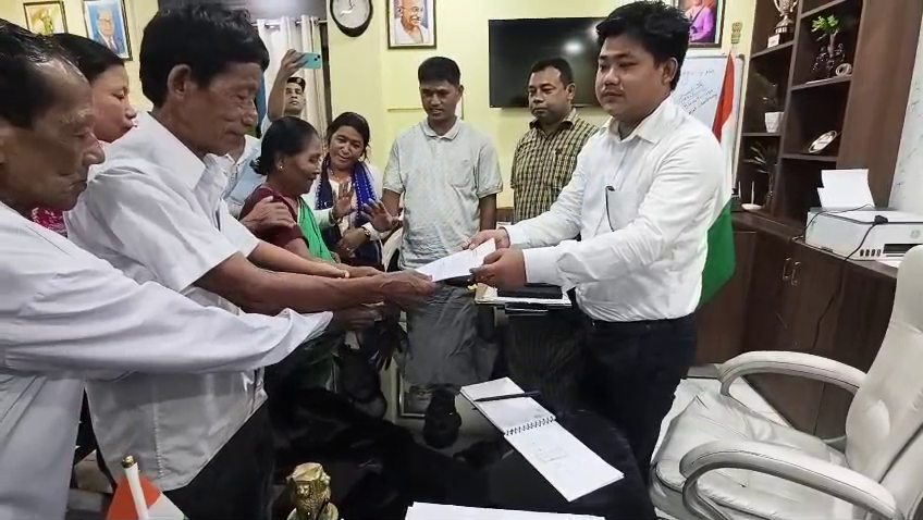  ৩ মাস ধরে বন্ধ সমস্ত সামাজিক ভাতা!বকেয়া ভাতা প্রদানের দাবিতে হেজামারা ব্লকে তালা ঝুলিয়ে বিক্ষোভ প্রদর্শন!!পরে ডেপুটেশন প্রদান