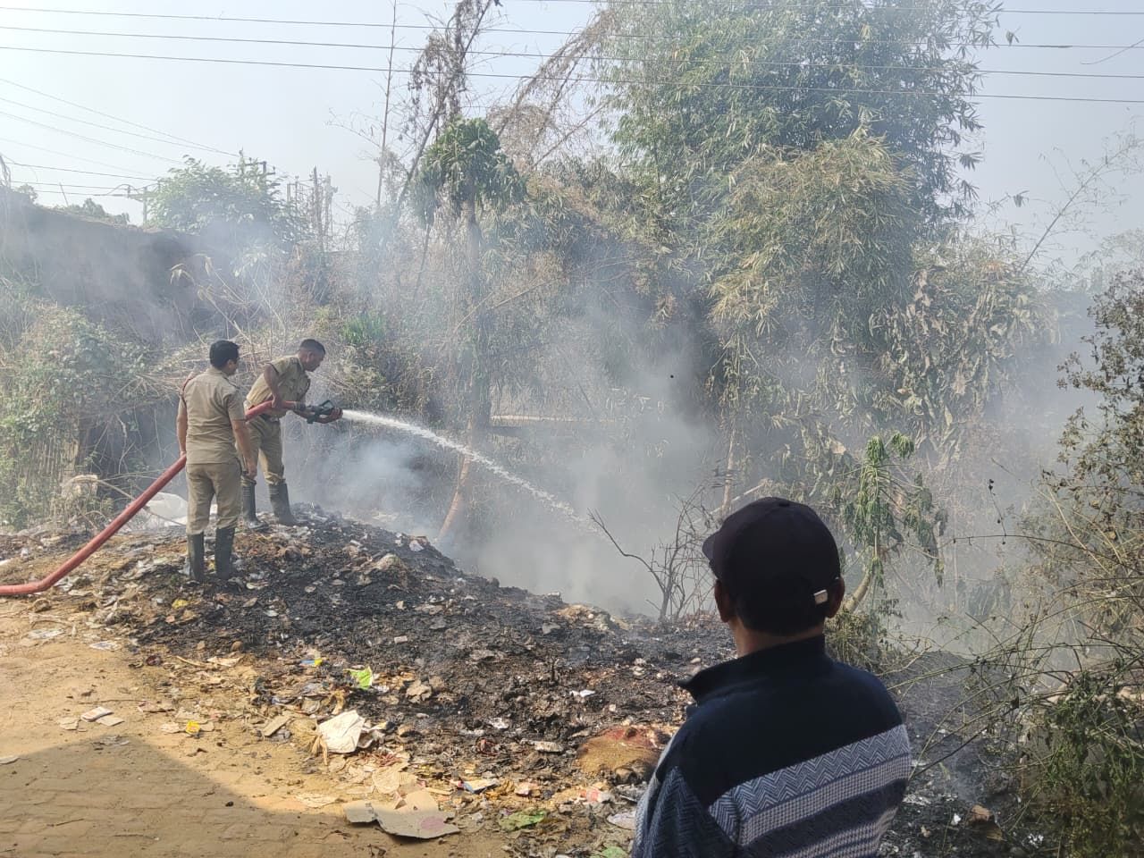 বাইখোড়া বাজারে আবর্জনার স্তূপে আগুন, শান্তির বাজার অগ্নি নির্বাপক দপ্তরের প্রচেষ্টায় অল্পের জন্য বড় দুর্ঘটনা এড়ানো গেল।