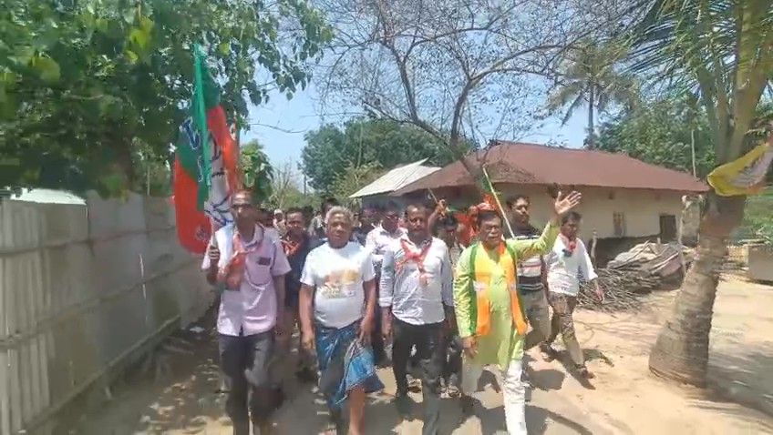 সঞ্জীব রিয়াং এর সমর্থনে জোলাইবাড়ী বিধানসভাকেন্দ্রের বিভিন্ন জায়গায় প্রচার চালাচ্ছে মন্ডল সভাপতি।