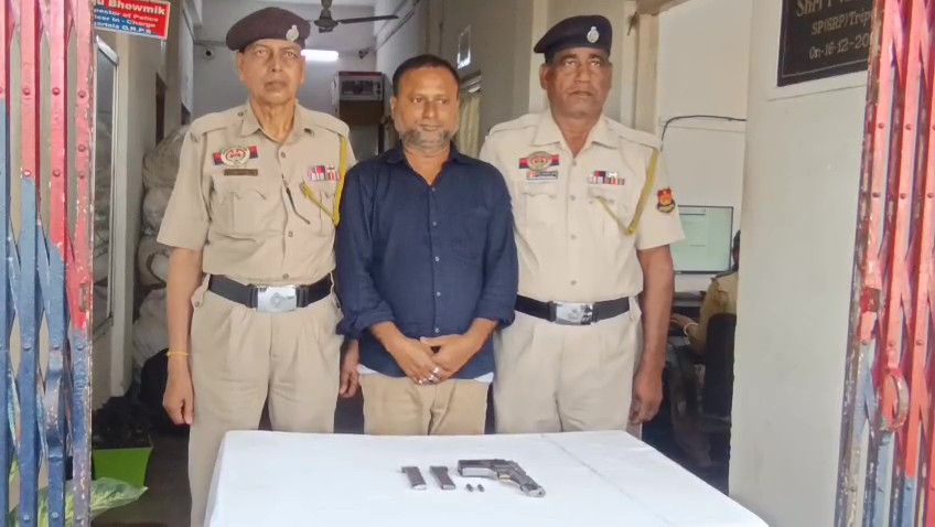 পিস্তল ও দুই রাউন্ড তাজা গুলি সহ এক যুবক আটক।