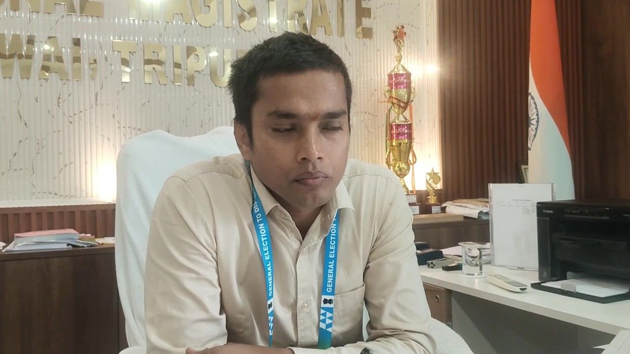 খোয়াই মহকুমা শাসকের কার্যালয়ে বিদ্যুৎহীন, অভিযোগ স্ট্রং রুম আধাঘন্টা ধরে অন্ধকারাচ্ছন্ন হয়ে পড়ে