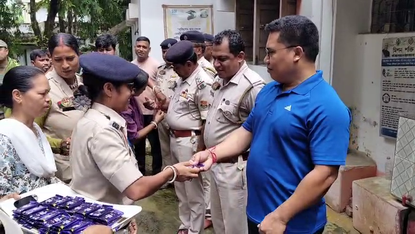 শান্তির বাজার থানায় কর্মরত কর্মীদের উদ্দ্যোগে অনুষ্ঠীত করাহয় রাখিবন্ধন উৎসব 