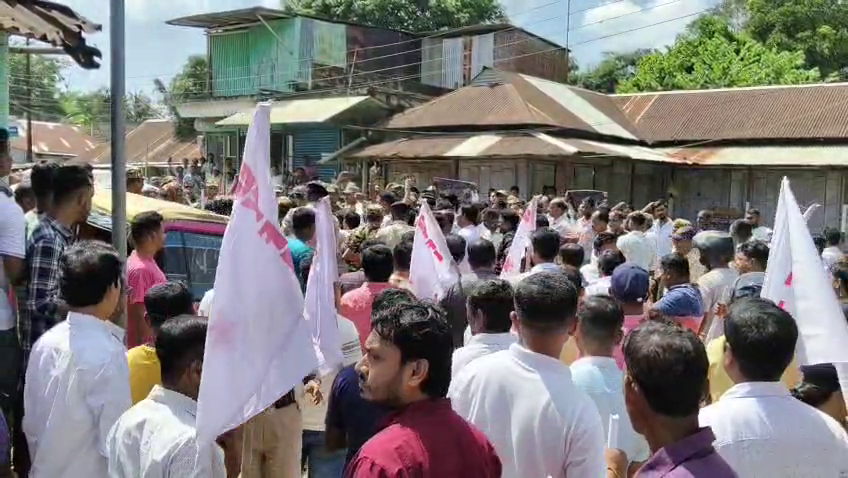  প্রাক্তন মুখ্যমন্ত্রীর গাড়িতে বাধা ঘিরে উত্তেজনা বামুটিয়ার কালী বাজারে 