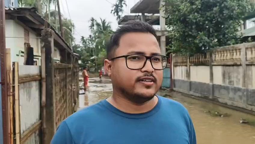 এক পশলা বৃষ্টিতেই জলমগ্ন রাস্তা, ঘরে ঢুকছে নর্দমার নোংরা জল।