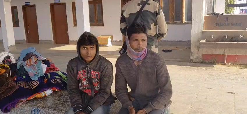 দুই বাংলাদেশী যুবককে আটক করল পুলিশ।