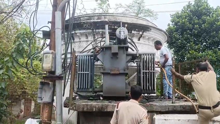 রাজধানীর জগন্নাথ বাড়ির সামনে বিদ্যুতের ট্রান্সফরমারে অগ্নিকাণ্ড ঘিরে চাঞ্চল্য