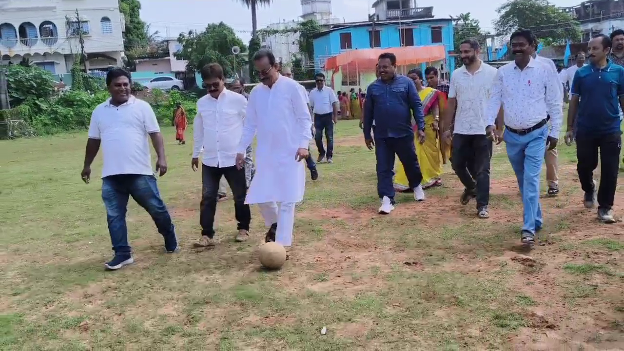 সরোজ সংঘের ফুটবল মাঠের উদ্বোধন করলেন সাংসদ রাজীব ভট্টাচার্য 