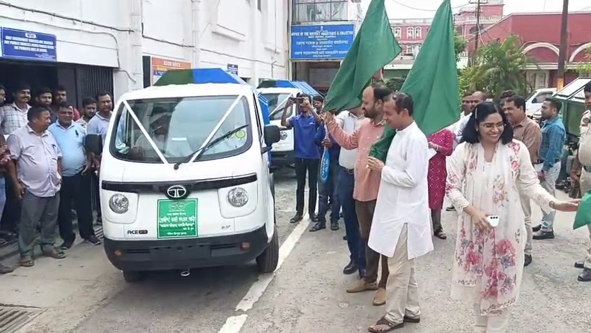 পশ্চিম জেলার ৬ ব্লক কে অত্যাধুনিক বর্জ্য সংগ্রহকারী গাড়ি বিতরণ 