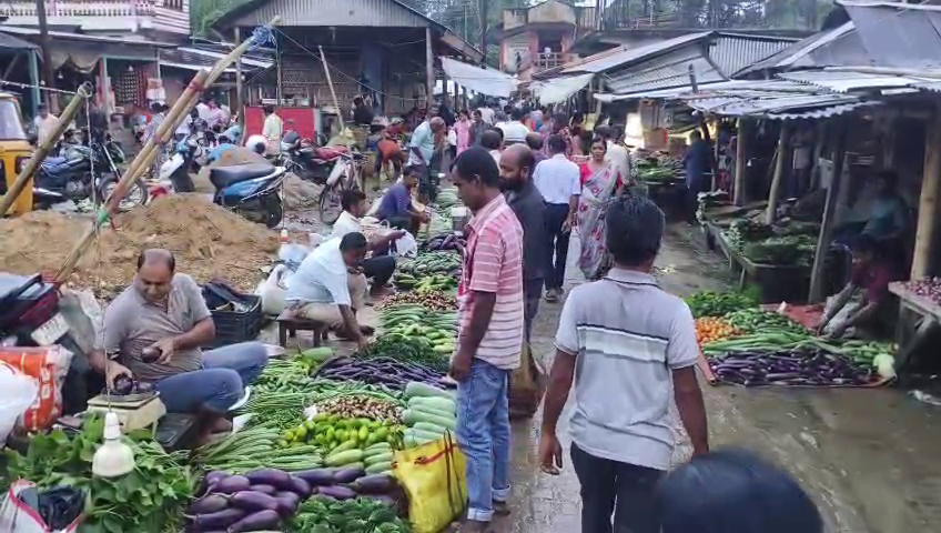 নিত্যপ্রয়োজনীয় দ্রব্যের লাগামছাড়া মূল্যবৃদ্ধিতে দিশেহারা সাধারণ মানুষ