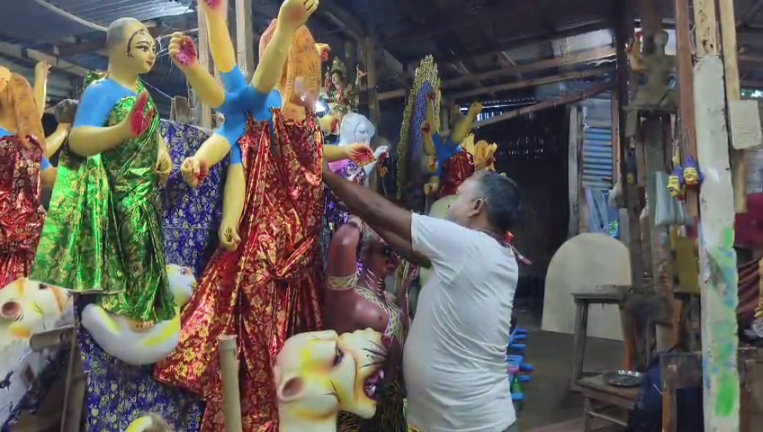 দুর্গাপুজো শেষ মুহূর্তের প্রস্তুতিতে ব্যস্ত কুমারঘাটের মৃৎশিল্পীরা