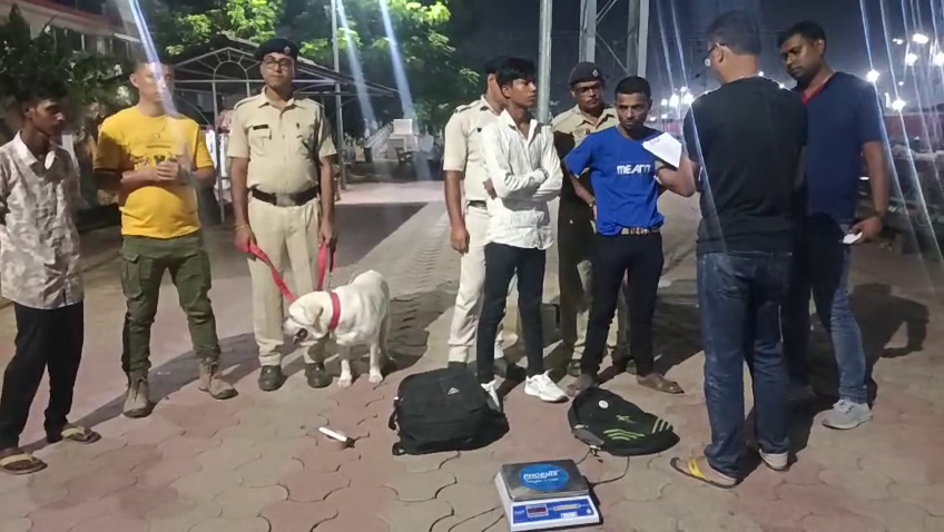 আগরতলা রেলস্টেশন থেকে দুই যুবক আটক,উদ্ধার গাঁজা