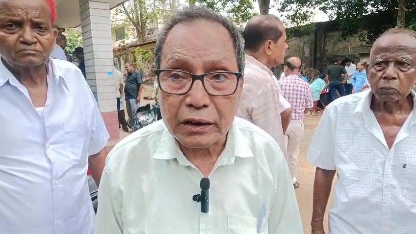 অবিলম্বে বকেয়া প্রদানের দাবিতে ত্রিপুরা জুট মিলের আধিকারিক এর নিকট পুনঃ আকর্ষণ পত্র দাখিল