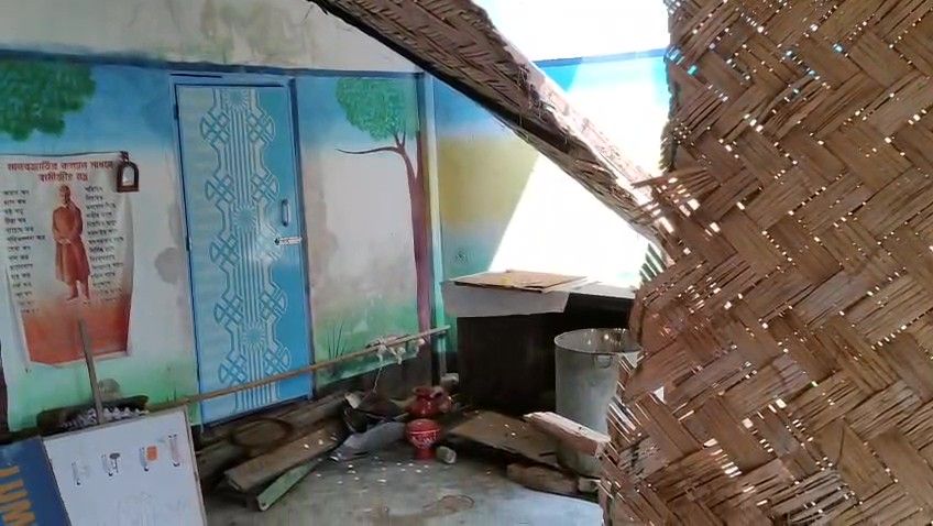 কালী কুমার শিশু বিহার অঙ্গনওয়াড়ি কেন্দ্রের সামনে অস্বাস্থ্যকর পরিবেশ