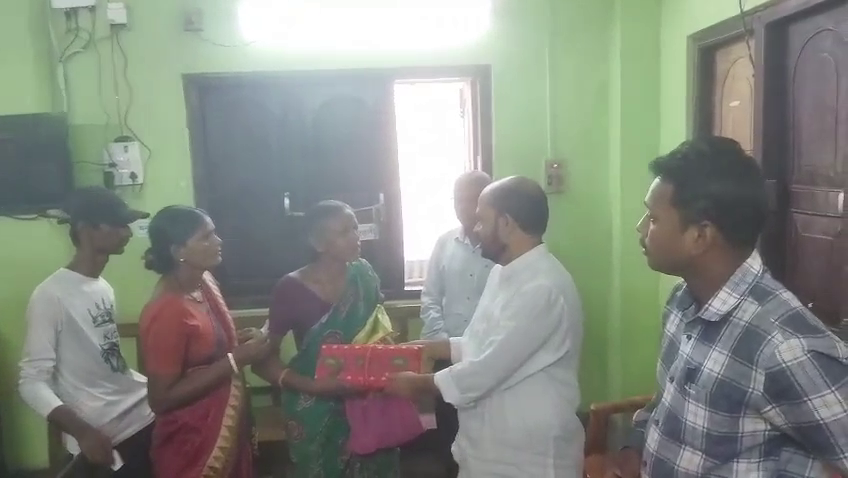 সিপিআইএম পূর্ব আগরতলা অঞ্চলের উদ্যোগে বস্ত্র বিতরণ